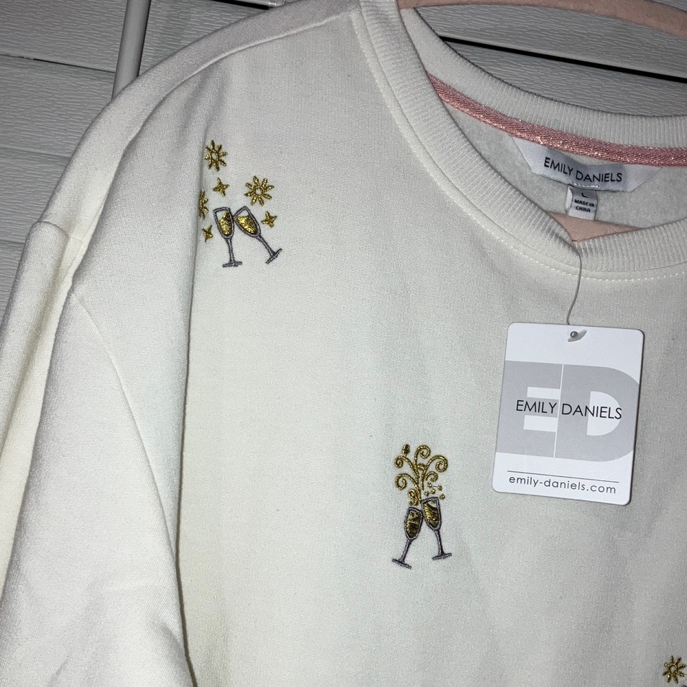 Elegant Cream V-Neck Sweater with Floral Accents - Picture 5 of 9